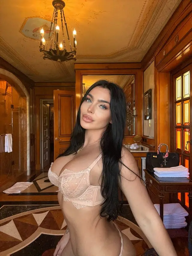Emily Rinaudo, foto 19