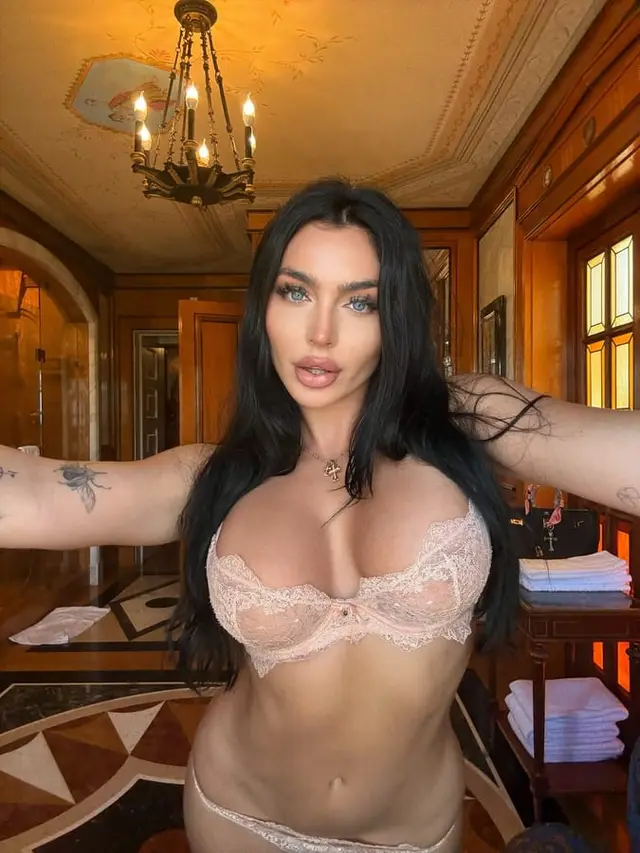 Emily Rinaudo, foto 20