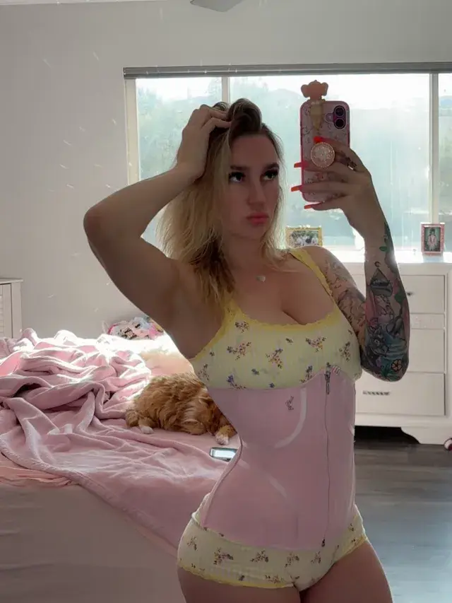 Kendra Sunderland, foto 3