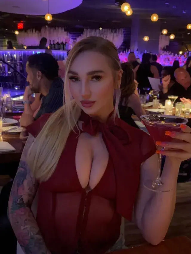 Kendra Sunderland, foto 4