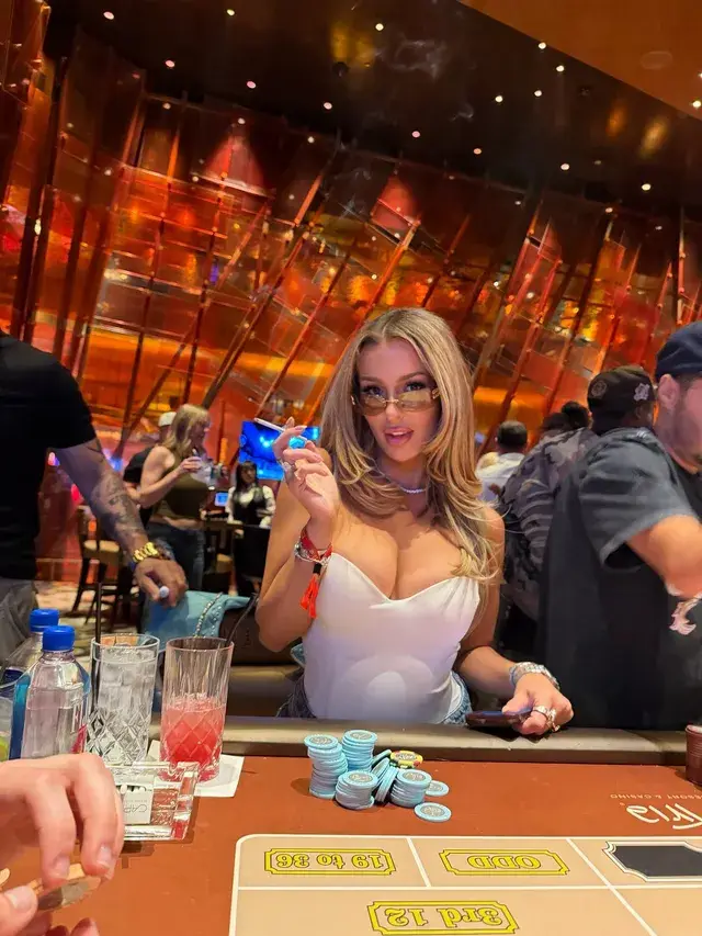 Tana Mongeau, foto 2